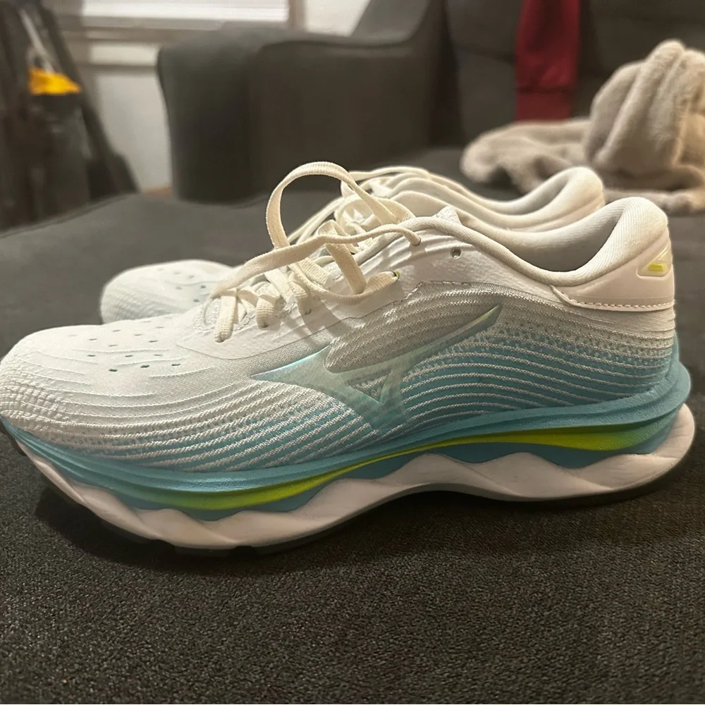 Mizuno running shoes - Picture 1 of 4